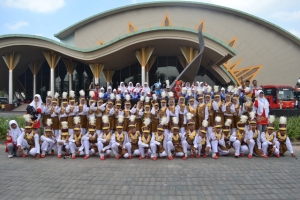 Kontingen dan Pelatih Gema Nada Nurussalam berpose di depan gedung Sportorium Universitas Muhammadiyah Yogyakarta